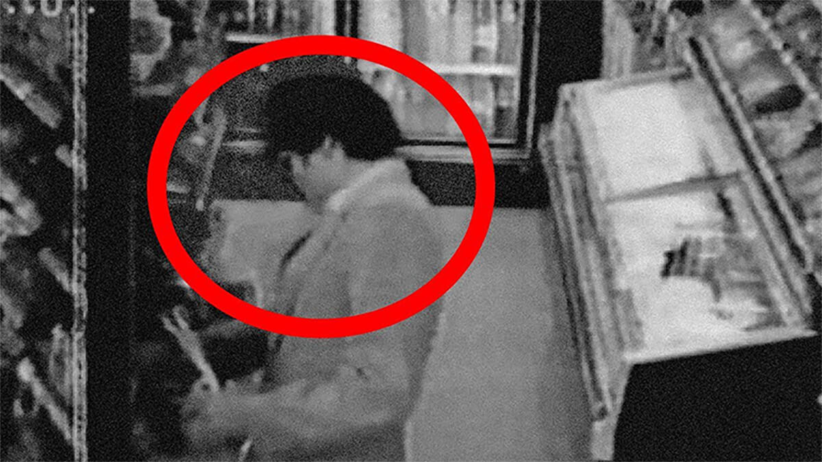 Người đàn ông tình nghi xuất hiện tại siêu thị.